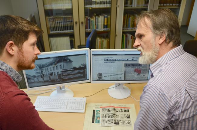 Im Austausch über die Mertener Schulchronik (v.l.): Stadtarchivar Jens Löffler und Kunsthistoriker und Volkskundler Hans Schmidt