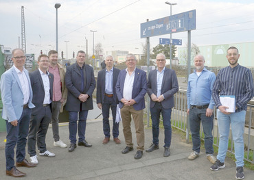 Bürgermeister Christoph Becker (Mitte), Technischer Beigeordneter Robert Lehmann (2.v.l.) und Andreas Erll (Stadt Bornheim, 5.v.l.) mit Geschäftsführer go.Rheinland Dr. Norbert Rheinkober (links), MdL Oliver Kraus (3.v.r.) und Vertretern der Deutschen Bahn beim Ortstermin am Bahnhof Roisdorf