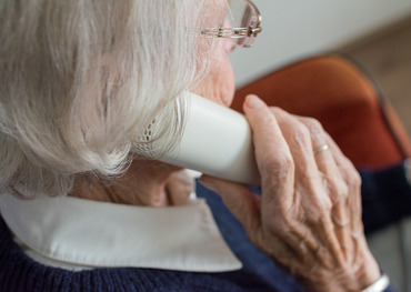 Alte Dame am Telefon