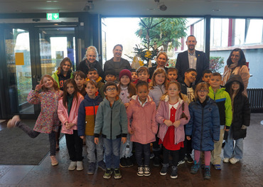 Akteur*innen vor dem Weihnachtswunschbaum