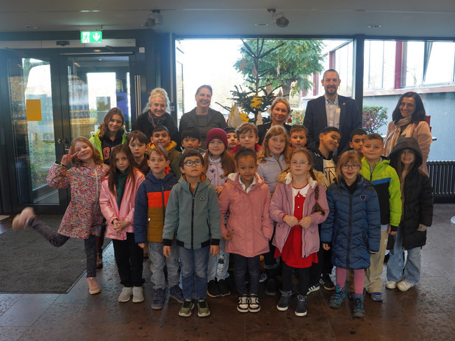 Akteur*innen vor dem Weihnachtswunschbaum