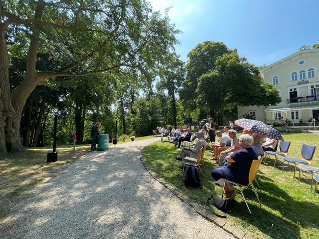 Die Auszeichnungsfeier fand bei herrlichem Sommerwetter statt Die Auszeichnungsfeier fand bei herrlichem Sommerwetter statt