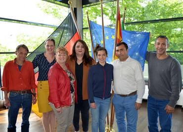 Bei der Film-Premiere (v.l.): Joachim Jung (Koordinator Flüchtlingssozialarbeit), Beigeordnete Alice von Bülow, Initiatorin Ute Meiers, Integrationsratsvorsitzende (Brühl) Vida Raschid, Filmemacherin Lizzy Geble, Filmprotagonist Inam Sher und Integrationsratsvorsitzender (Bornheim) Salih Durak 