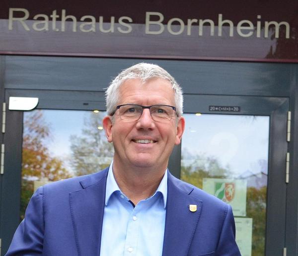 Bürgermeister Christoph Becker vor dem Bornheimer Rathaus