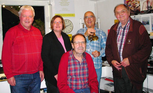 Feiern Moderator Otto Ganser (Mitte), v.l.: Dietmar Ballner, Bianca Bredemeyer, Otto Ganser, Josef Schmidt und Werner Groß-Heitfeld. Foto: Studio Merten