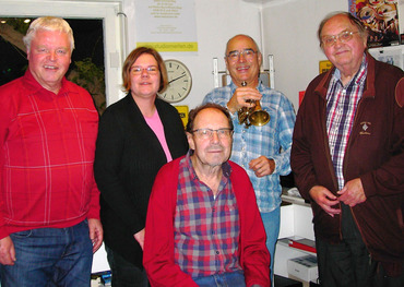 Feiern Moderator Otto Ganser (Mitte), v.l.: Dietmar Ballner, Bianca Bredemeyer, Otto Ganser, Josef Schmidt und Werner Groß-Heitfeld. Foto: Studio Merten