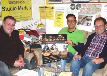 Informieren bei Radio Studio Merten über den Bornheimer Weihnachtsmarkt (v. l.): Stefan Glashagen, Jörg Gütelhöfer und Otto Ganser. Foto: Studio Merten