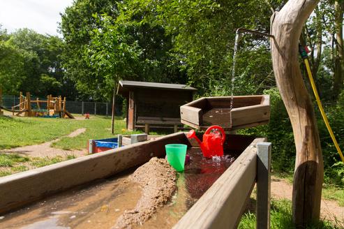  In der Kita „Flora“ können Kinder ausgiebig spielen und mit Wasser matschen. FOTO: STADT BORNHEIM