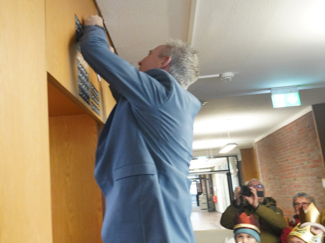 Ralf Cugaly klebt das Kreidezeichen auf Ralf Cugaly klebt das Kreidezeichen auf