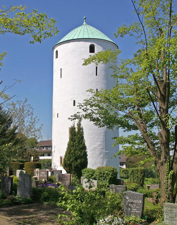 Der Hexenturm auf dem Friedhof Walberberg stammt aus dem 12. Jahrhundert.
