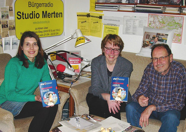 Zu Gast im Radio (v.l.):  Rita Attanasio und Annemarie Schwartmanns mit Moderator Otto Ganser. Foto: Studio Merten