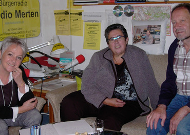 Im Gespräch mit Otto Ganser (v.l.): Eva Niemann und Petra Sigmund vom Duo „GedankenSpiel“. Studio Merten