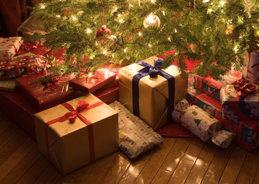 Weihnachtsbaum und Geschenke