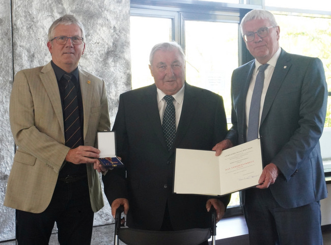 Bürgermeister Christoph Becker und Landrat Sebastian Schuster bei der Ordensverleihung an Franz Paffenholz
