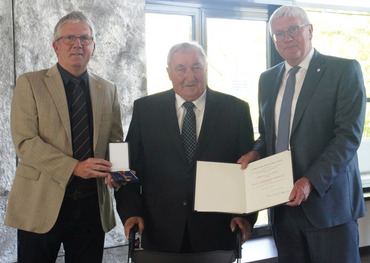 Bürgermeister Christoph Becker und Landrat Sebastian Schuster bei der Ordensverleihung an Franz Paffenholz