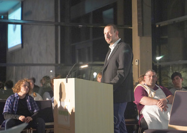 Bürgermeister Christian Mandt bei seiner Rede im Ratssaal