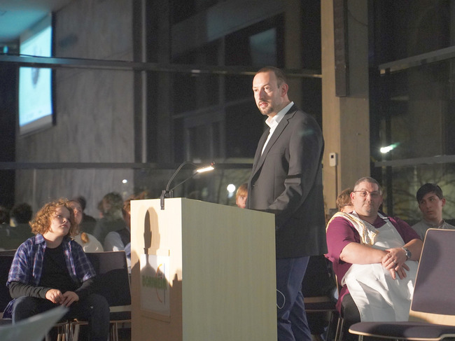 Bürgermeister Christian Mandt bei seiner Rede im Ratssaal