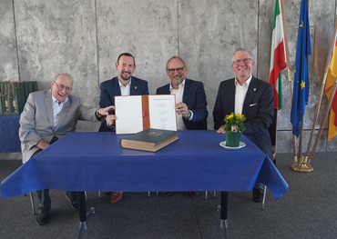 Bürgermeister tragen sich ins neue Goldene Buch der Stadt Bornheim ein
