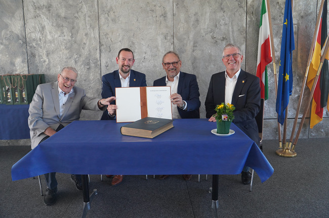 Bürgermeister tragen sich ins neue Goldene Buch der Stadt Bornheim ein