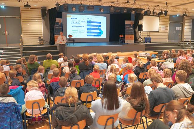 Thorsten Schmidt (Geschäftsführer Energieagentur Rhein-Sieg) führt die teilnehmenden Schulen in die Thematik ein