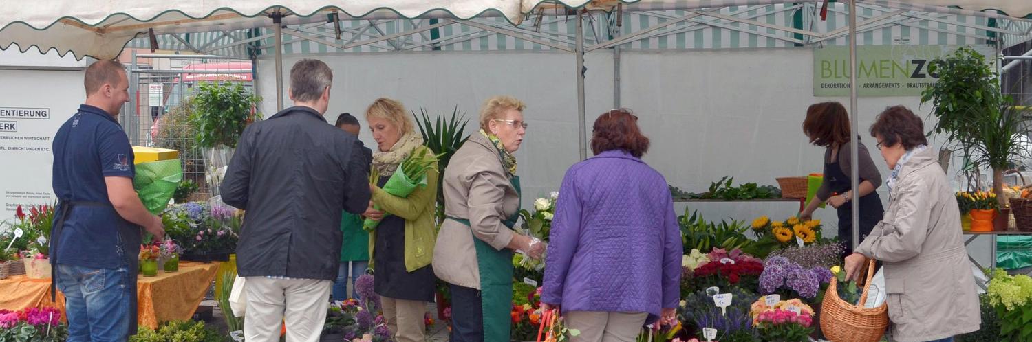 Marktstand auf dem Peter-Fryns-Platz