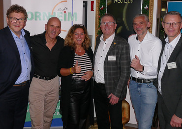 (v.l.n.r.) Klaus Zimmermann (dhpg Wirtschaftsprüfer Rechtsanwälte Steuerberater GmbH), Wolfgang Pütz (Pütz-Gruppe), Regina Pütz (Pütz-Gruppe), Christoph Becker (Bürgermeister), Sascha Erdbories (Centerleiter PinUp), Sebastian Römer (Wirtschaftsförderer)