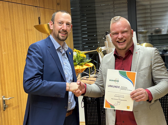 Bürgermeister Christian Mandt überreicht Dominik Pinsdorf die Urkunde Bürgermeister Christian Mandt und Dominik Pinsdorf