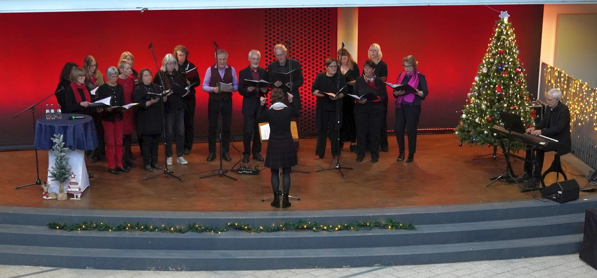 Der Chor „Chorios“ unter der Leitung von Marie-Susann Rothschild unterhielt das Publikum
