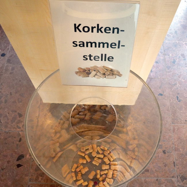 Korkenbehälter im Bornheimer Rathaus