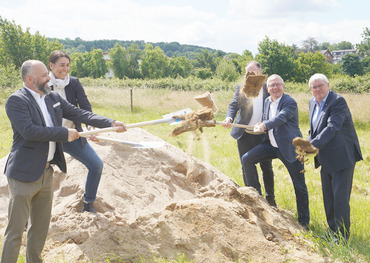 Beim Spatenstich (v.r.): Sebastian Schuster, Christoph Becker, Dr. Michael Rudersdorf, Svenja Udelhoven und Christian Hoffmann