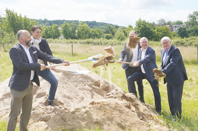 Beim Spatenstich (v.r.): Sebastian Schuster, Christoph Becker, Dr. Michael Rudersdorf, Svenja Udelhoven und Christian Hoffmann