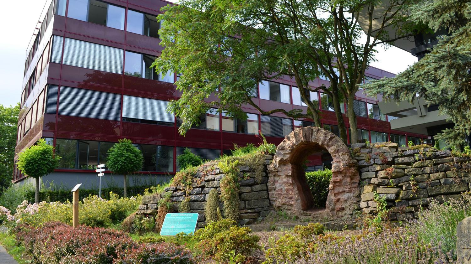 Die Wasserleitung vor dem Bornheimer Rathaus zeugt eindrucksvoll von der Römerzeit 