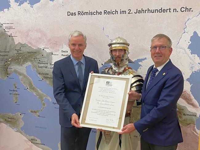 Bornheims Bürgermeister Christoph Becker und sein Alfterer Amtskollege Dr. Rolf Schumacher mit der Urkunde