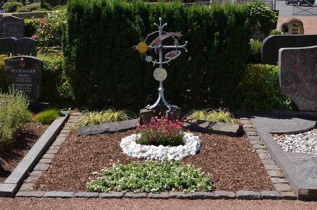 Grab von Heinrich und Annemarie Böll in Bornheim-Merten
