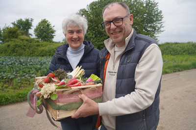 Manfred Hoffmann aus Bornheim mit dem Korb des Biohofs Bursch