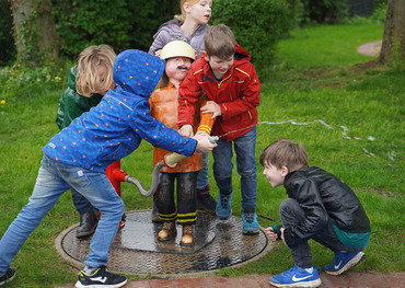 Kinder an der Wassermatschanlage