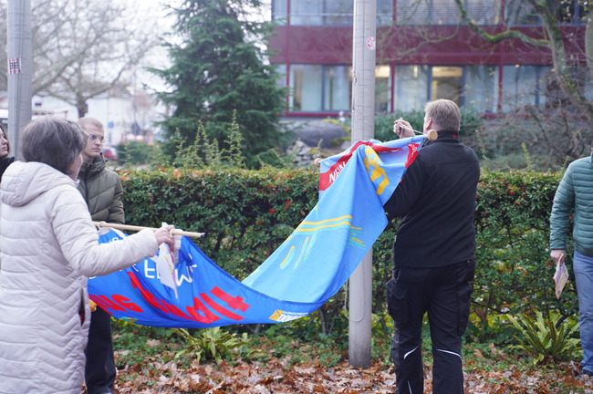 Die Fahne von Terre des Femmes wird gehisst Die Fahne von Terre des Femmes wird gehisst