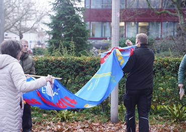 Die Fahne von Terre des Femmes wird gehisst