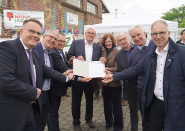 NRW-Verkehrsminister Oliver Krischer (3.v.l) bei der Übergabe des Förderbescheids