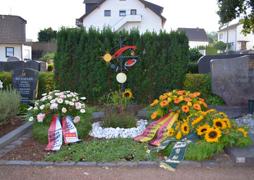 Das Grab von Heinrich Böll und seiner Frau Annemarie in Merten, reich geschmückt zum 30. Todestag des Autoren im Jahr 2015