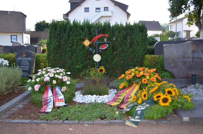 Das Grab von Heinrich Böll und seiner Frau Annemarie in Merten, reich geschmückt zum 30. Todestag des Autoren im Jahr 2015