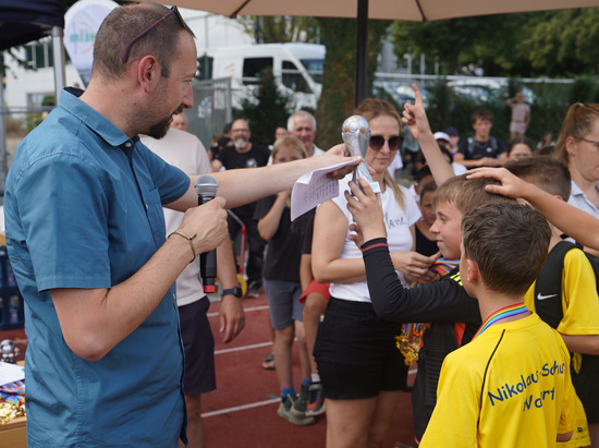 Bürgermeister Christian Mandt überreicht den Siegerpokal Bürgermeister Christian Mandt überreicht den Siegerpokal
