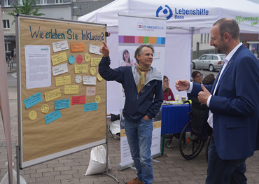 Bürgermeister Christian Mandt im Dialog mit Joachim Jung vom Sozialamt
