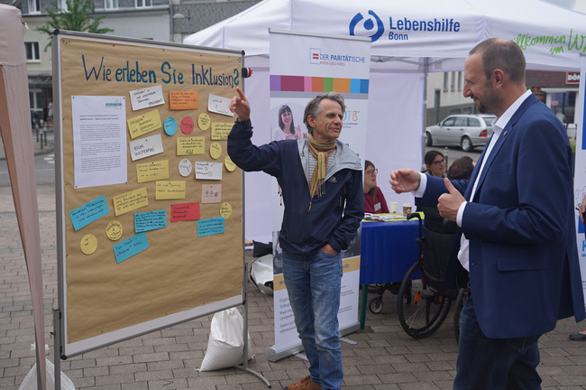 Bürgermeister Christian Mandt im Dialog mit Joachim Jung vom Sozialamt