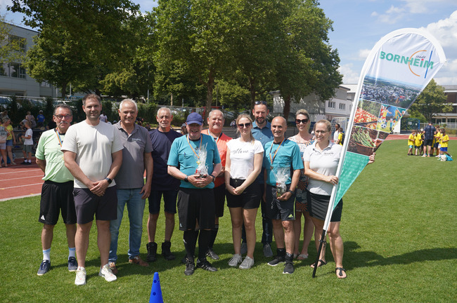 Bürgermeister mit Schiedsrichtern, Turnierleitung und Orga-Team Bürgermeister mit Schiedsrichtern, Turnierleitung und Orga-Team