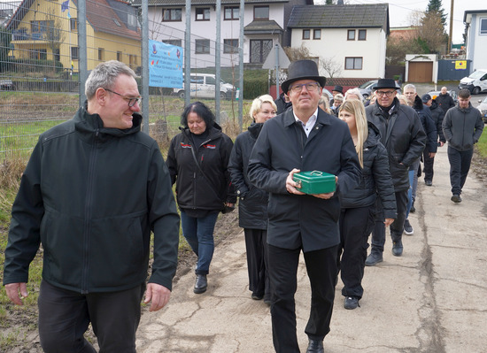 Der Trauerzug zieht Richtung Rheinufer