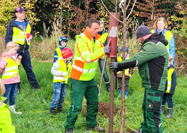 Kirschbäume erinnern Vorschulkinder auf der städtischen Streuobstwiese in Hersel an die gemeinsame Kita-Zeit