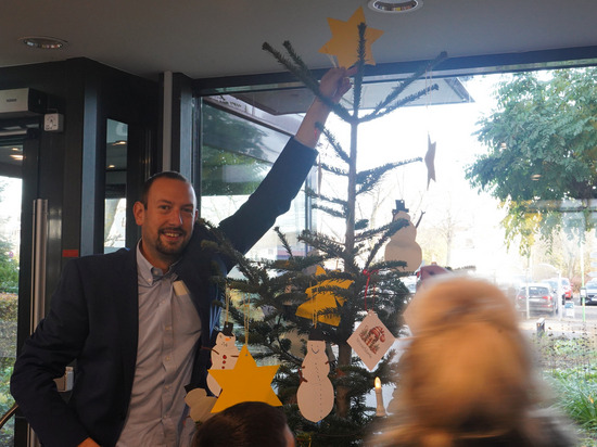 Bürgermeister Christian Mandt hilft beim Schmücken des Weihnachtswunschbaums Bürgermeister Christian Mandt hilft beim Schmücken des Weihnachtswunschbaums