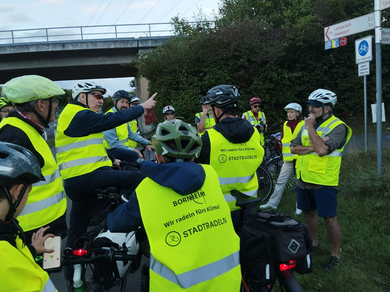Die Auftakttour bot Zeit zur Diskussion an der Kreuzung der Radpendlerroute mit der K 12