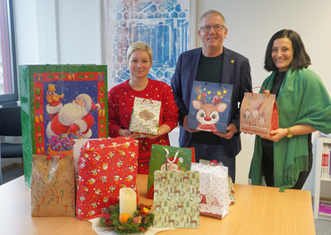 Freuen sich über die rege Teilnahme an der Weihnachtswunschbaumaktion: Bürgermeister Christoph Becker, Sozialamtsleiterin Cornelia Löwe (rechts) und Organisatorin Maja Wersuhn
